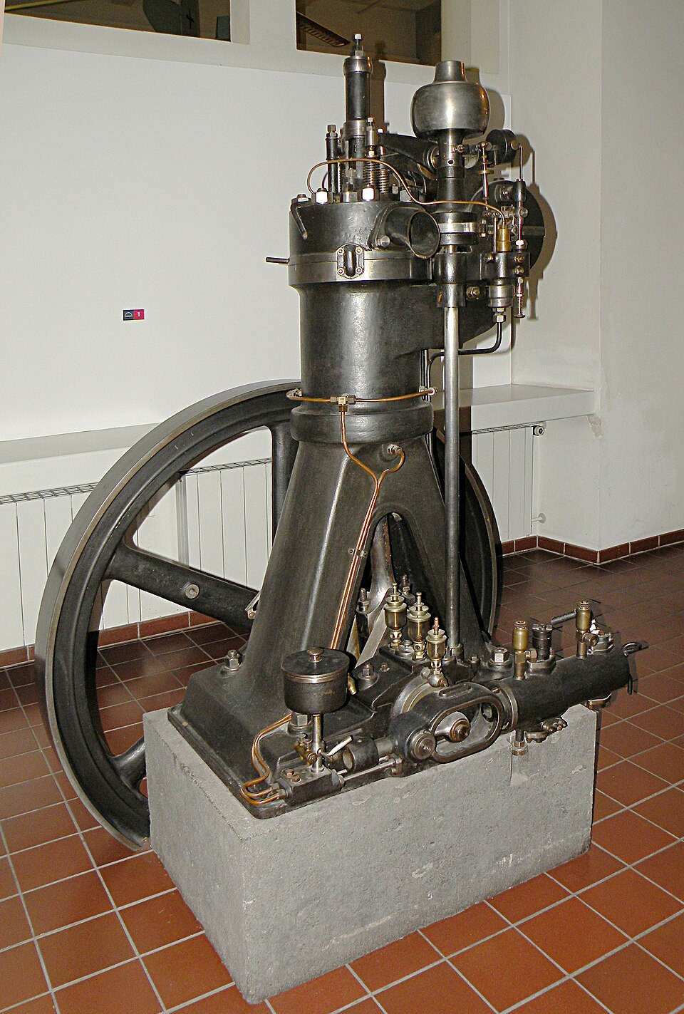 [Vitold Muratov] / First Diesel motor.jpg / CC BY 3.0 / Wikimedia Commons